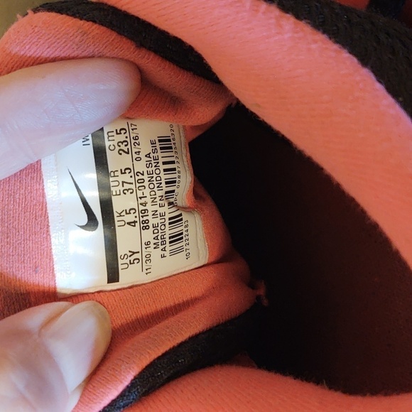 Nike Boys Team Hustle Basketball Shoes - Picture 4 of 6